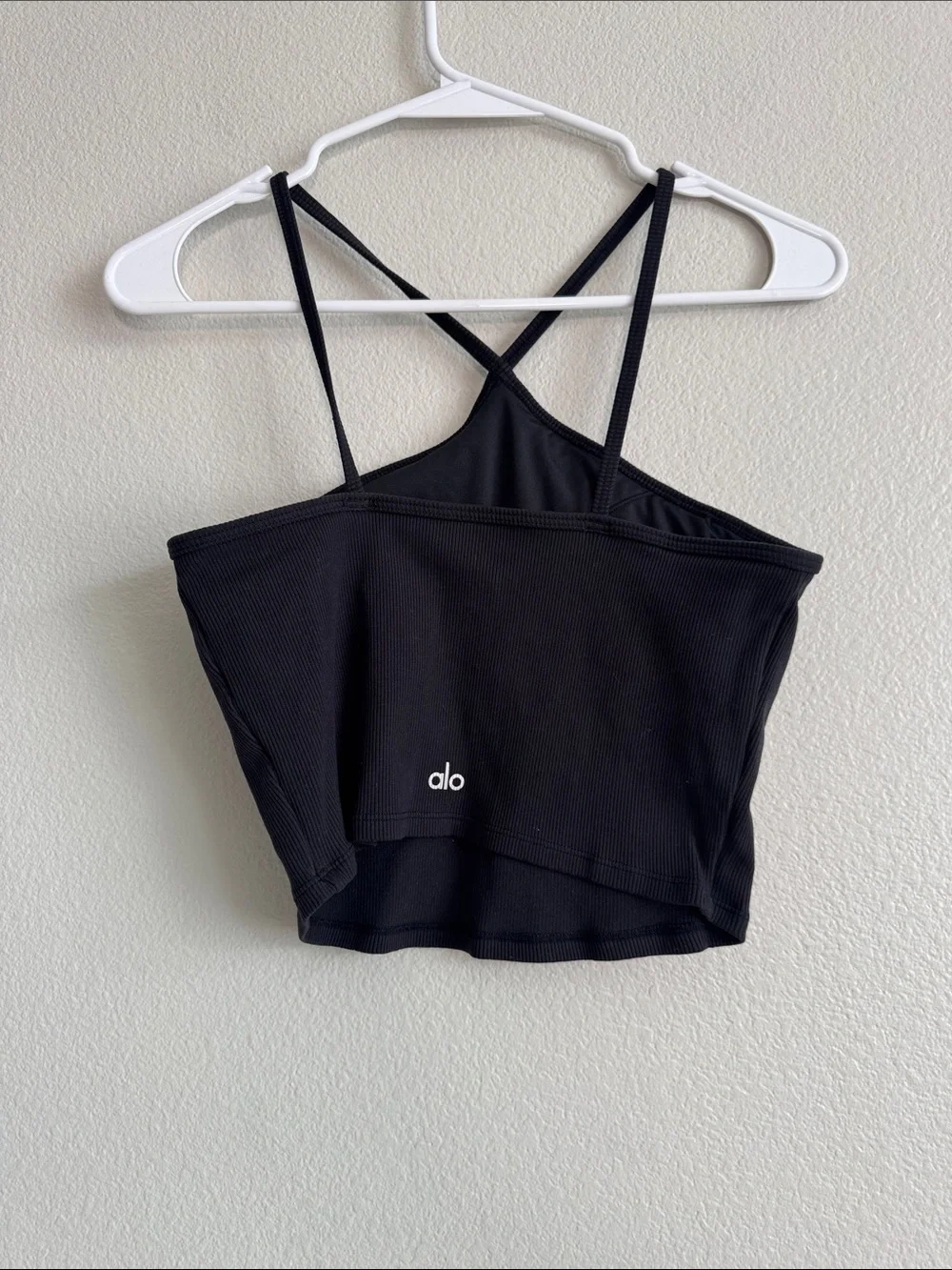 ALO Goddess Ribbed Crop Top in Black - M